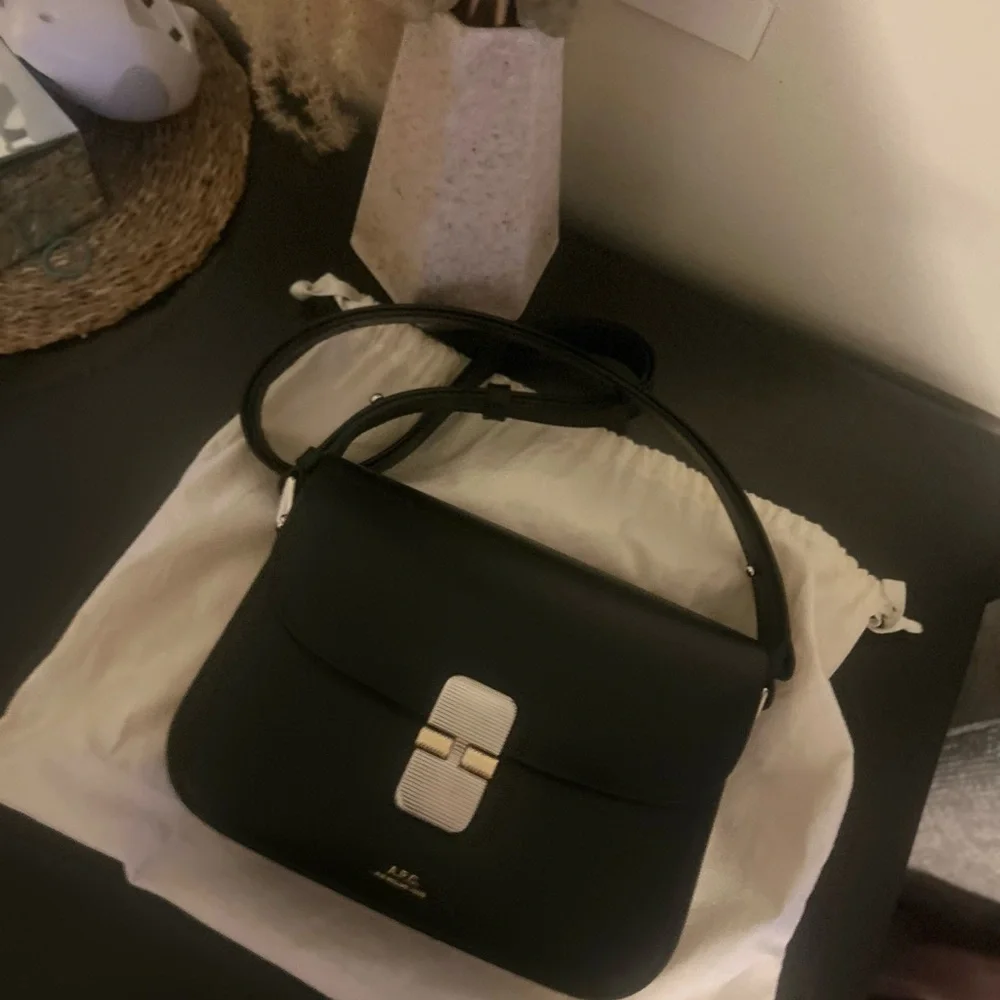 A.P.C. Black Crossbody Bag with Sleek Design - Picture 5 of 6